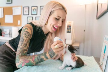 Hannah Shaw Is On a Mission To Save Neonatal Kittens—And You Can Help